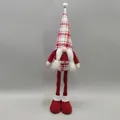 Detail eines 20 Zoll Weihnachtswichtels mit langen roten Beinen und Karomuster-Hut - Gnom Weiblich Stil (ML-M241AB)