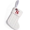 Calza natalizia in maglia bianca con lettera S ricamata in rosso e cappello di Babbo Natale - Lettera S