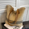Beige geflochtene Strohtasche mit marineblauen Streifen und braunen Lederriemen - Braun