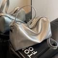 Sac Boston argenté métallisé avec texture plissée et bandoulière réglable - Style Métallique Plissé / Argenté