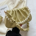 Cremegelbe geraffte Cloud-Tasche mit elegantem Perlengriff und weichen Lederfalten - Gelb