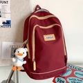 Mochila casual color granate con cremalleras beige y un tierno colgante de pato - Rojo con colgante