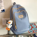 Mochila casual grande azul neblina para estudiantes con un lindo dije de pato de peluche - Azul con colgante