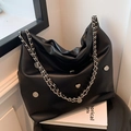 Große schwarze Eimertasche mit silbernen Ketten und Herzanhänger für Damen - Schwarz