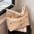 Schicke beige gefaltete Beuteltasche mit Silberkette und Herz-Nieten-Detail - Cremeweiß