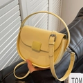 Elegante borsa a sella gialla in pelle con patta e tracolla regolabile rimovibile - Giallo