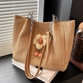 Große Stroh-Einkaufstasche mit Webmuster, 3D-Blumenakzent und Ketten-Schultergurt - Blumen-Khaki