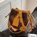 Secchiello monogramma marrone scuro con finiture in pelle chiara e dettagli oro - Marrone