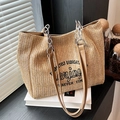 Große geflochtene Strohtasche mit Enjoy-Aufdruck und Leder-Kettenriemen - Buchstabe Khaki