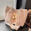 Große beige geflochtene Stroh-Tote-Bag mit gelbem Blumenanhänger und silberner Kette - Blumen Beige