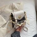 Borsa a tracolla in tweed beige con fibbia a fiore di perla e catena in foulard - Blu scuro