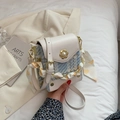 Borsa a tracolla in pelle bianca e tweed blu con fibbia a perla dorata decorativa - Azzurro