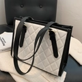 Sac cabas matelassé noir et blanc avec détails dorés et longues bandoulières chic - Noir