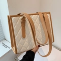 Grand sac cabas matelassé blanc avec anses en cuir marron pour le style bureau - Khaki