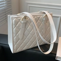 Grand sac cabas matelassé blanc avec boucle dorée et lanières en cuir élégantes - Blanc