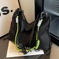 Borsa a tracolla in nylon nero con corda verde neon e dettaglio etichetta fashion - Nero