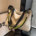 Borsa a tracolla in nylon bianco sporco con cinturini neri e dettagli in corda neon - Bianco Sporco
