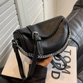 Borsa a sella nera chic con pelle arricciata e tracolla con catena d'argento alla moda - Nero