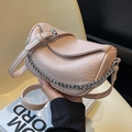 Borsa a sella rosa in pelle martellata con catena in metallo argento e tracolla - Rosa