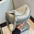 Borsa a tracolla a mezzaluna in pelle grigia con catena d'argento e tracolla in pelle - Grigio