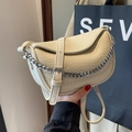 Borsa a sella beige chic con trama litchi e tracolla a catena argento donna - Bianco Sporco