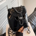 Glänzender schwarzer Kettenrucksack im Bucket-Stil mit silbernem Drehverschluss - Schwarz