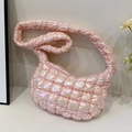 Borsa a nuvola trapuntata rosa iridescente con tracolla imbottita dal design a pieghe - Rosa