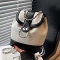 Schwarz-weißer Tunnelzug-Rucksack mit Silberkette und Metallverschluss für Damen - Schwarz-Weiß Patchwork