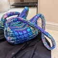 Borsa nuvola trapuntata iridescente con finitura arcobaleno metallica e trama a sbuffo - Colorato