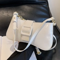 Sac sous le bras baguette blanc à motif crocodile avec bandoulière réglable et boucle - Blanc