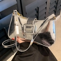 Sac sous le bras argenté à motif crocodile avec finition métallique et boucle carrée - Argenté