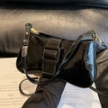 Sac sous le bras noir avec motif crocodile brillant et boucle dorée pour femme - Noir