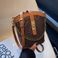 Bruine emmer crossbody tas met letterprint patronen en metalen kettingriem details - Bruin
