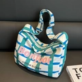Borsa a tracolla in tela a scacchi blu e verdi con stampa Bonjour e tracolla larga - Blu