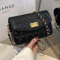 Elegante schwarze Stepptasche mit goldener Kette und quadratischem Metalldrehverschluss - Schwarz