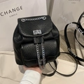 Mini mochila negra chic con textura litchi, cadena plateada y cierre de giro metálico - Negro