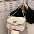 Elegante weiße Stepptasche mit goldenem Drehverschluss und Kettenriemen-Detail - Weiß