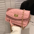 Elegante hellrosa gesteppte Umhängetasche mit goldener Kette und geometrischem Verschluss - Rosa
