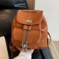 Mochila marrón para mujer en piel granulada con cadena plateada y cierre de giro - Marrón