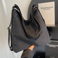 Schwarze Canvas-Tragetasche mit verstellbarem Schultergurt und silbernen Schnallendetails - Schwarz