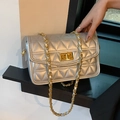 Sac à bandoulière argenté matelassé pour femme avec fermoir doré et chaîne en cuir - Argent