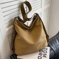 Große senfgelbe Canvas-Schultertasche mit verstellbarem breitem Gurt und silbernen Metallelementen - Khaki