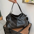 Grande borsa hobo nera con trama a grana litchi e tracolla lunga da donna - Nero