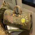 Legergroene canvas reistas met speelse handgetekende graffiti en luxe lederen handvaten - Groen