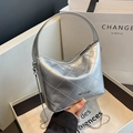 Schicke silberne Stepptasche mit Metallic-Finish und Kettenriemen für Damen - Silber