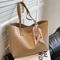 Khaki Große Shopper-Tasche aus Kunstleder mit buntem Seidenschal-Detail am Tragegriff - Khaki