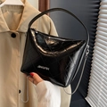 Schicke schwarze Stepptasche aus glänzendem Lackleder mit silbernem Kettenriemen - Schwarz