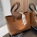 Braune Shopper-Tasche aus strukturiertem Kunstleder mit dekorativem Seidenschal - Braun