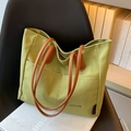 Bolso tote de lona verde hierba con asas marrones y bolsillo externo para el diario - Verde