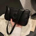 Klassische schwarze Schultertasche mit Eidechsenprägung und U-förmiger Schnalle - Universelle Spezifikation / Schwarz